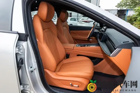 激光雷达+8295芯片，选15万级轿跑可以看看eπ007+表现如何-3