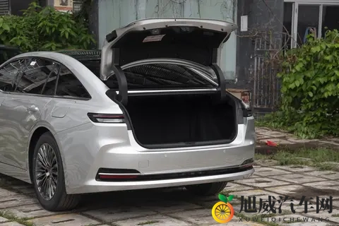 从日常体验看进口皇冠 Sedan 两款车型的配置选择-1
