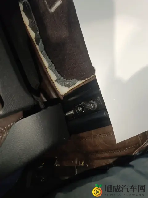 挽起裙子：轻轻提起裙摆，展现美丽风采-2