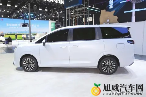 五菱推出一款全新MPV，1068万起，车长超49米，续航超1100km！-1