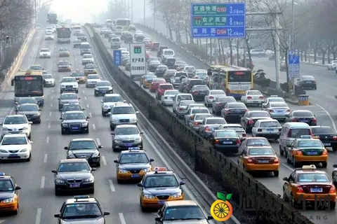 黄色破解软件：破解软件揭秘，黄色内容风险警惕-2