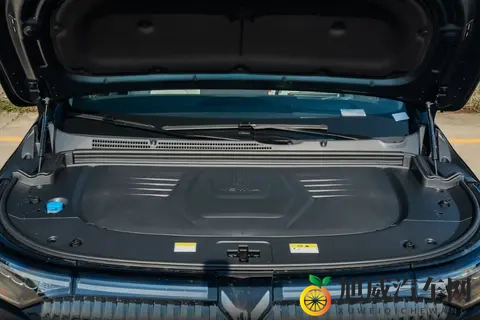 华为乾崑+鸿蒙座舱,试驾26款岚图梦想家,全能MPV实至名归-1