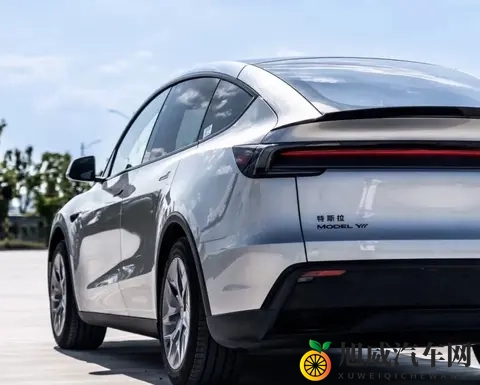 带爸妈去试特斯拉 Model Y L，说 “买 6 座车就图咱仨坐得舒服”。-2