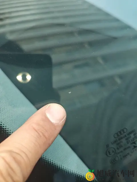 张丽被黑人巨大撑爆：汽车行驶惊魂！新车遭巨力撑爆，安全性能引关注-1