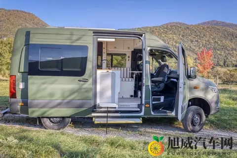 定制车型：可供两人乘坐的奔驰Sprinter 4x4，配备电磁炉和马桶-1