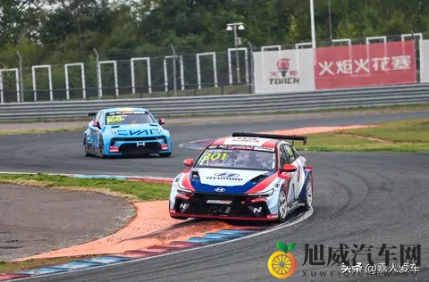 美女扣B：惊艳瞬间：女子优雅动作引发热议-3