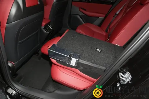 领克03 2026款 20TD AT Ultra:紧凑型燃油轿车市场中的均衡之选-2