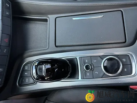 16万不到,入手准新一手凯迪拉克CT5,要面儿还得看它!-3