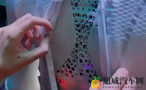 女王拍手打节拍红绿灯倒计时：新型智能红绿灯：拍手挥手即可倒计时，出行更高效-1