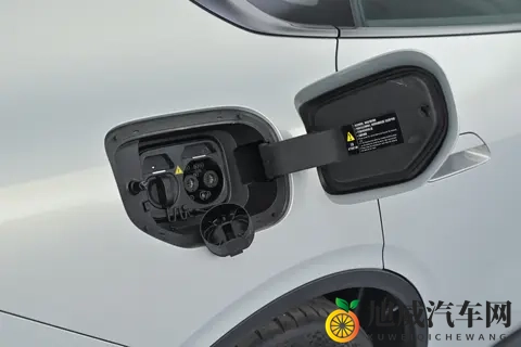 预售价1399万起，磁流变悬架+后驱底盘架构，深蓝L06产品力如何-1