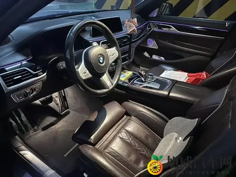 女生让男生诵：智能汽车新风尚，古代文化元素引领潮流-1