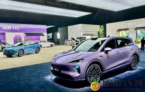 朋友两口子约我3p:三人共驾新SUV,体验独特3P驾驶乐趣-3