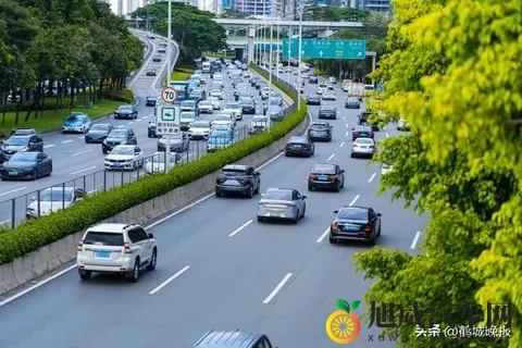 男女打扑克剧烈运动：男女博弈扑克，运动竞技激情燃-3