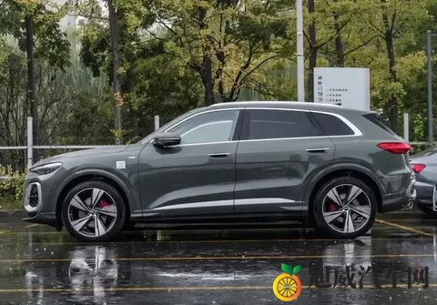 4米8车身+华为乾崑！新奥迪Q5L实拍，272马力太香了-3