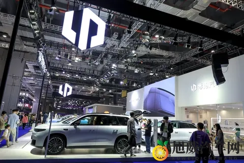 美女和男人打扑克的软件：智能驾驶新体验：游戏互动缓解疲劳-2