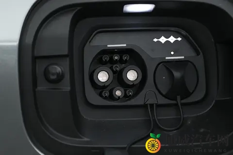 科技大空间SUV,方程豹钛7,让全家出行更安心与便捷-1