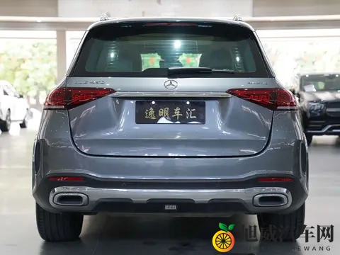 陈冠希与阿娇的甜蜜互动瞬间分析：明星私生活大揭秘：汽车成时尚标志，甜蜜瞬间曝光-1