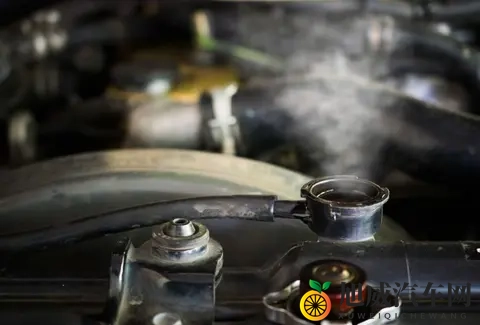 能腐蚀铝板的冷却液是否会腐蚀发动机，燃油车要不要定期更换？-3