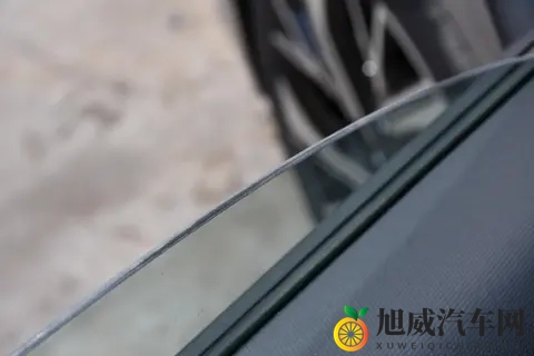 10万级燃油轿车怎么选？推荐这台，配置拉满，动力强劲，值得一看-2