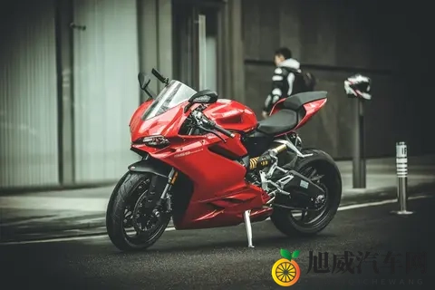 二次元打扑克剧烈运动游戏：动漫风扑克竞技，激情四溢运动游戏-2