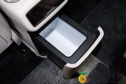 奇瑞“野心”偷偷藏不住！大型SUV卖1899万，外观内饰都像理想L9-3