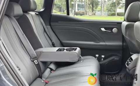 埃安AION i60到店，轴距近2米8还带车外投影，增程_纯电动力任选-1