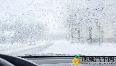 各位车主请注意:防冻玻璃水不换,雨雪雾天难行车-1