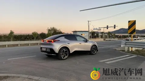 精致SUV市场热销款不少，银色领克Z20靠精致外观更吸睛-1