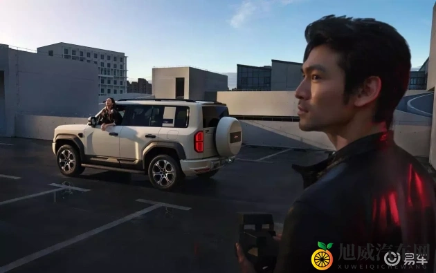 两人打扑克剧烈运动:牌桌激情,心跳加速,扑克竞技场两人较量激烈-1