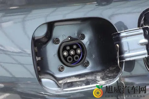 1198 万拿下 230km 续航 + 四驱！蓝电 E5 PLUS 预售疯抢-1