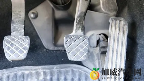 为什么豪车的油门踩起来像高级沙发，而你家车的像踩弹簧？-1