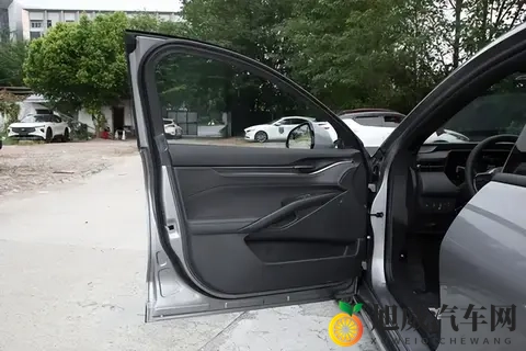 跑了1万公里后才发现，这类B级车真能做到动力和省油兼得-3