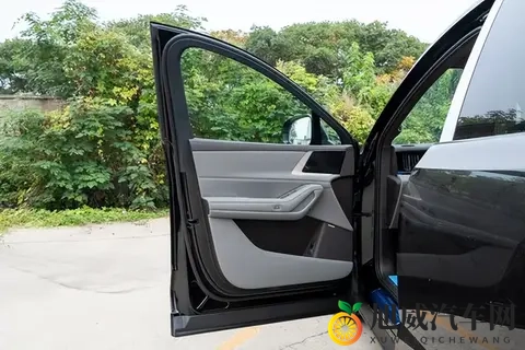 6座+防晕车,这台插混SUV真的是为家庭量身打造的吗?-3