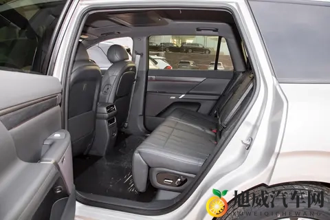 东风奕派2026款eπ008增程超阔版五座：家庭用车优选-3