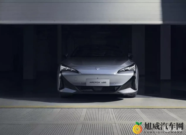 皮鞭调教校花翘臀抽打:校园惩戒,纪律严明,规范行为-1