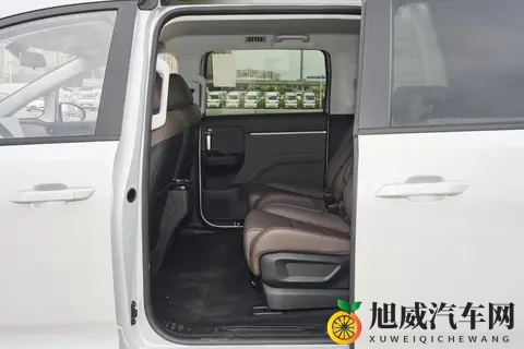 这款10万级家用MPV,可配电滑门,双独悬,大7座布局,好开又好坐-1