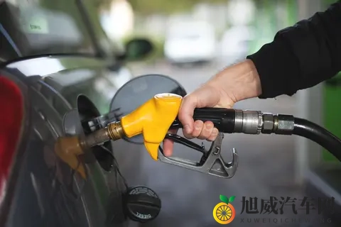 开车去加油一定要当心，不要做这3件事，否则会吃哑巴亏！-2