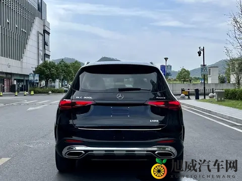 侧妃撅着光屁股让客人玩弄：颠覆传统，汽车内饰设计新潮流来袭-3