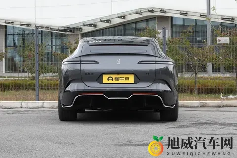 30万级豪华轿车，选配置齐全、用得上的，还是光图个豪华名头？-2