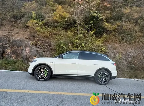 老师上课露出双乳给学生吃:教师课堂意外暴露,学生目睹惊愕场面-2