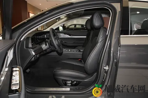 林肯 Z 选买指南：2025 款燃油 _ 混动配置差异与性价比推荐-1