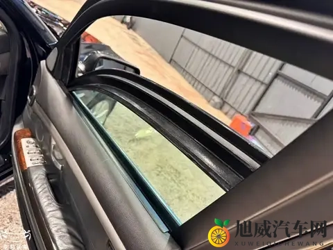 20年千万防弹车易主！李嘉诚宝马内饰极简，网友顿悟了？-1