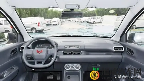 五菱宏光燃油版亮相!15L动力+7座可选,家用拉货两不误-1