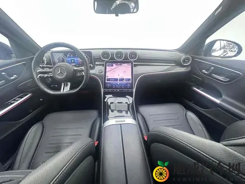 男生把困困放到女生困困KTV：智能定制新潮流，汽车市场未来可期-3