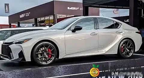 雷克萨斯IS改款降价7万，底盘质变震动市场-2