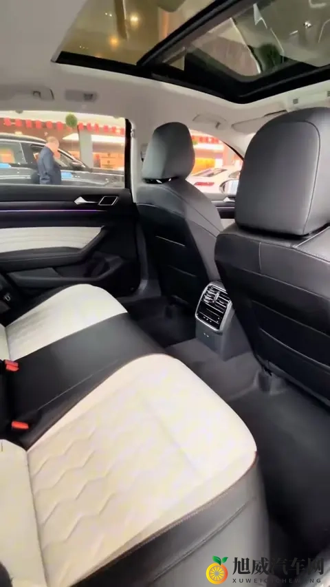 打扑克激烈运动:速度与智慧:汽车运动中的激情对决-3