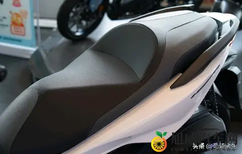 直降8K！本田佛沙350反向升级，雅马哈XMAX的中排踏板地位稳吗？-2