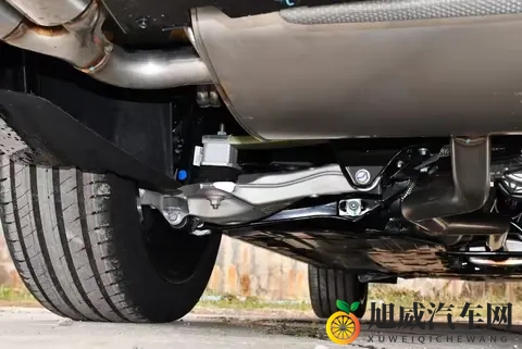 领克09四驱探索版：254马力+爱信8AT，配全时四驱，价格配置双杀-2