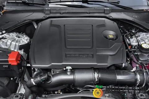 捷豹 XFL 选两驱还是四驱？选基础豪华还是全面升级？-3