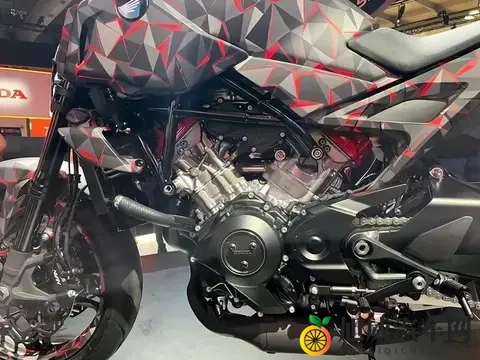 14女学生脱了内裤光着：14女生当众脱衣，引发校园风波-2